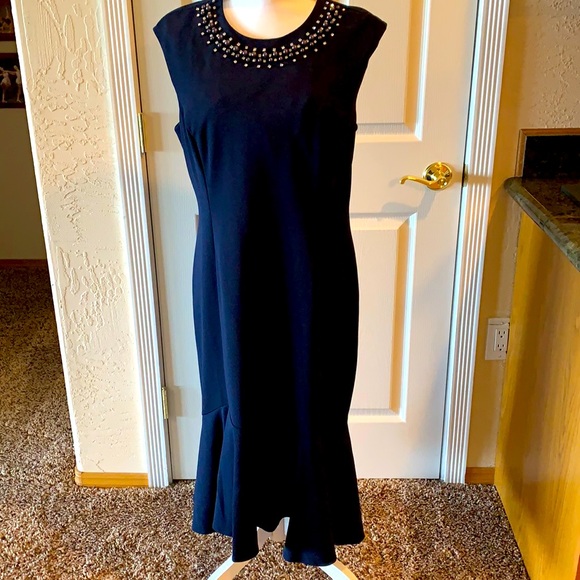 Maggy London Dresses & Skirts - Maggy London sleeveless navy dress